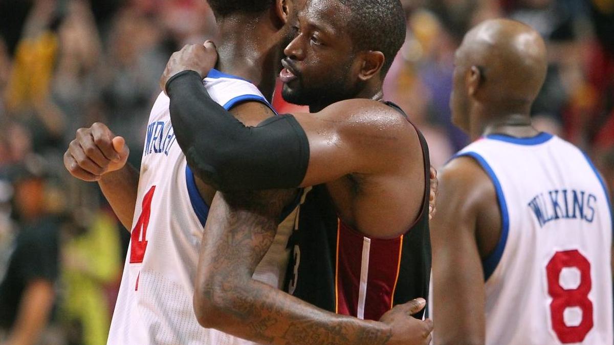 Dwyane Wade, right, hugs former teammate Dorell Wright after a 2013 game between the Heat and 76ers. They could be reunited in Miami.