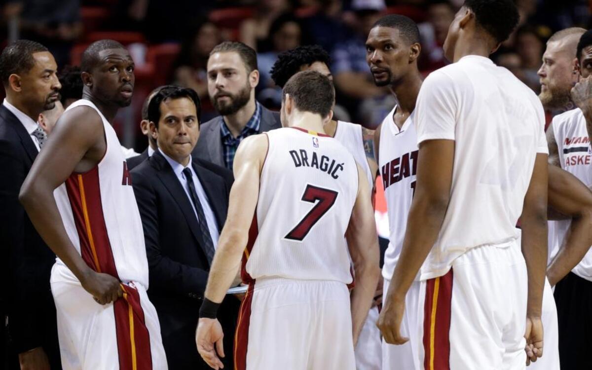 Miami Heat head coach Erik Spoelstra, third from left, talks with Luol Deng, second from left, Goran Dragic (7) and Chris Bosh, third from right, during the second half of an NBA basketball game against the New York Knicks, Wednesday, Jan. 6, 2016, in Miami.
