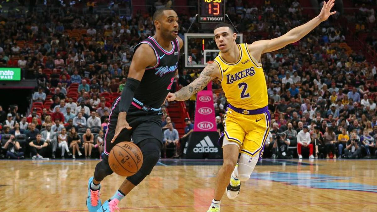 El francotirador del Heat Wayne Ellington lleva el balón ante el armador de los Lakers Lonzo Ball (2)el 18 de noviembre en el American Airlines Arena.