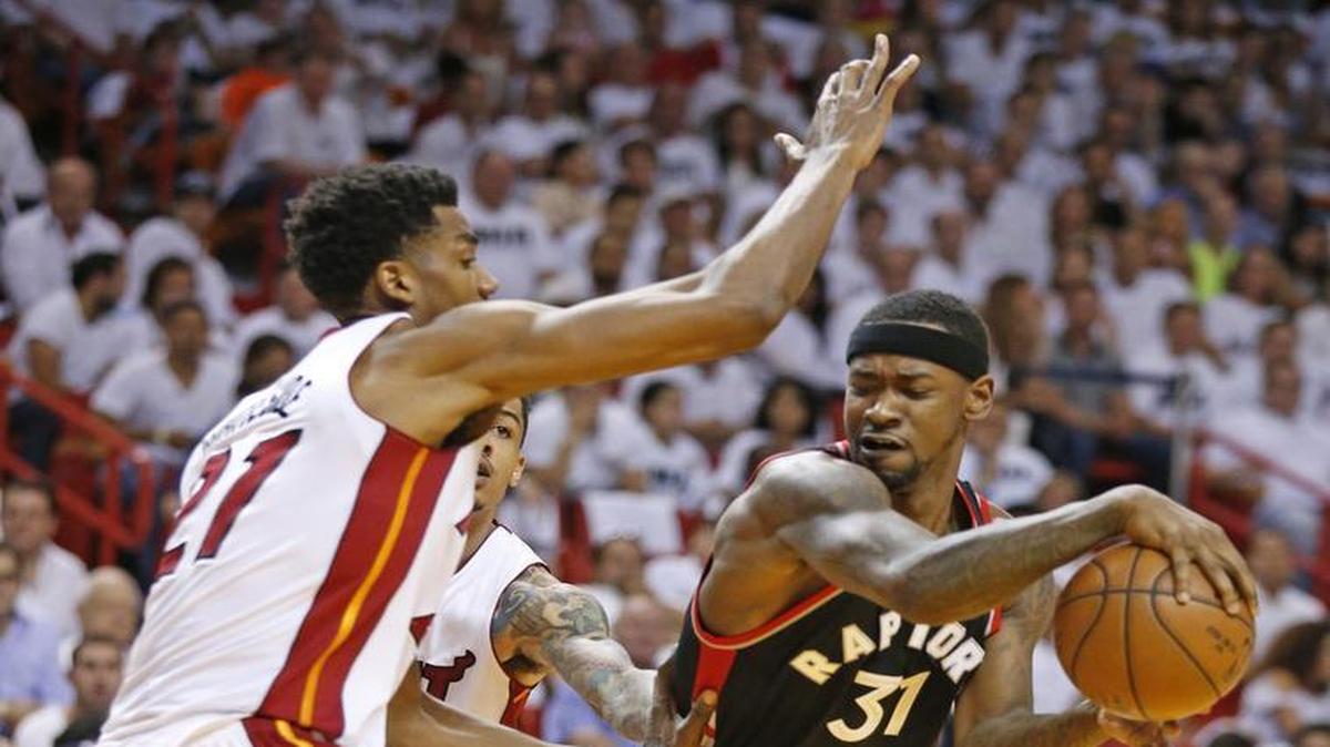Hassan Whiteside, left, defends against the Raptors’ Terrence Ross before leaving the game with a knee injury.