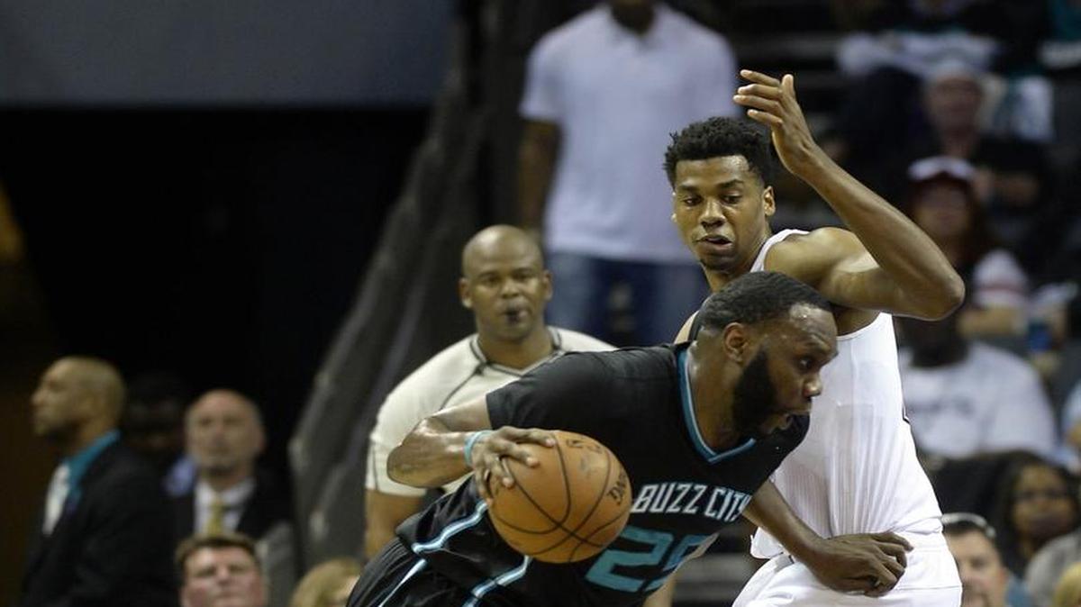 The Charlotte Hornets' Al Jefferson (25) works against the Miami Heat's Hassan Whiteside in the first half during Game 3 of the Eastern Conference quarterfinals at Time Warner Cable Arena in Charlotte, N.C., on Saturday, April 23, 2016.
