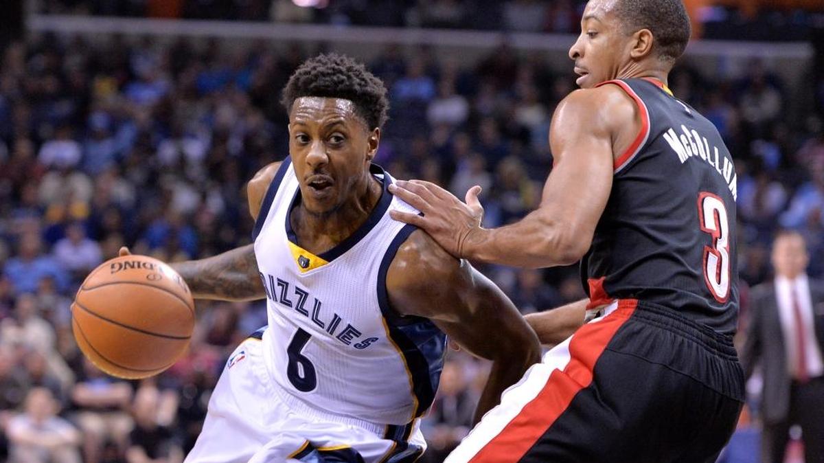Memphis Grizzlies guard Mario Chalmers (6) drives against Portland Trail Blazers guard C.J. McCollum (3) on Friday, Nov. 13, 2015, in Memphis, Tenn.