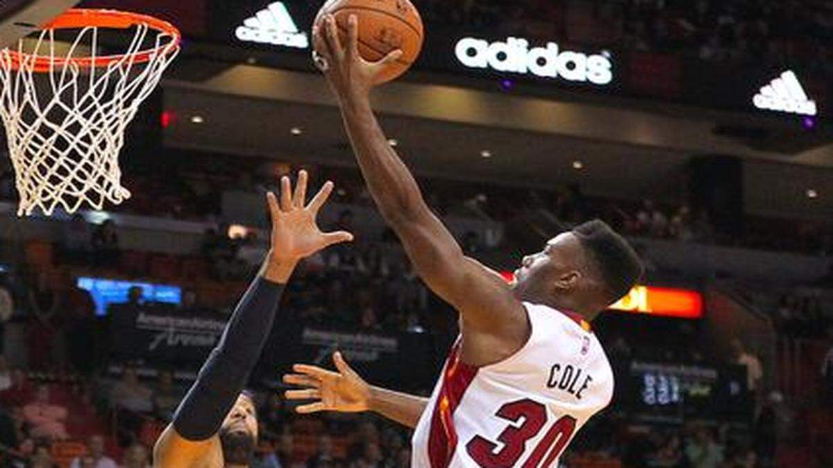
Miami Heat guard Norris Cole goes to the basket against Washington Wizards forward Drew Gooden during the third quarter at AmericanAirlines Arena in Miami on Wednesday, Oct. 29, 2014.
