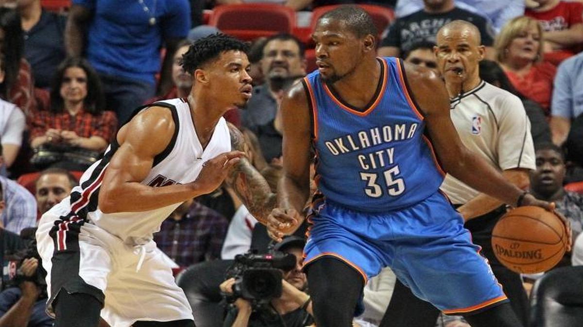 Gerald Green defends Kevin Durant during the Miami Heat’s game against the Oklahoma City Thunder on Thursday, December 3, 2015 at the AmericanAirlines Arena.