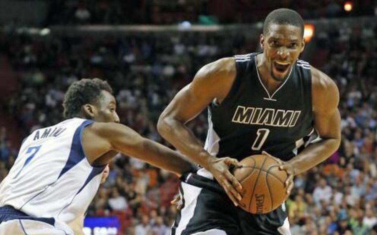 
Miami Heat center Chris Bosh (1) is fouled by Dallas Mavericks forward Al-Farouq Aminu (7) in the fourth quarter of their game at the AmericanAirlines Arena in Miami on Jan. 30, 2015
