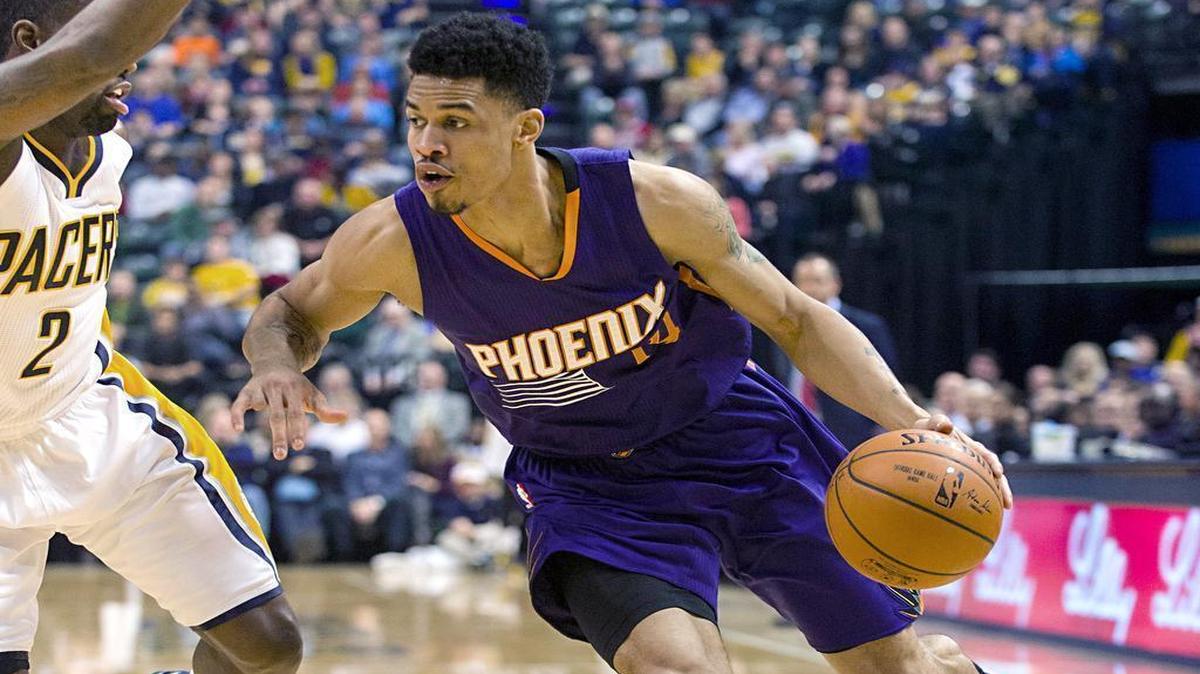
Phoenix Sunís Gerald Green (14) drives the ball to the basket during the second half of an NBA basketball game, Saturday, Nov. 22, 2014, in Indianapolis. Green had a game-high 23 points. The Suns defeated the Pacers 106-83. 

