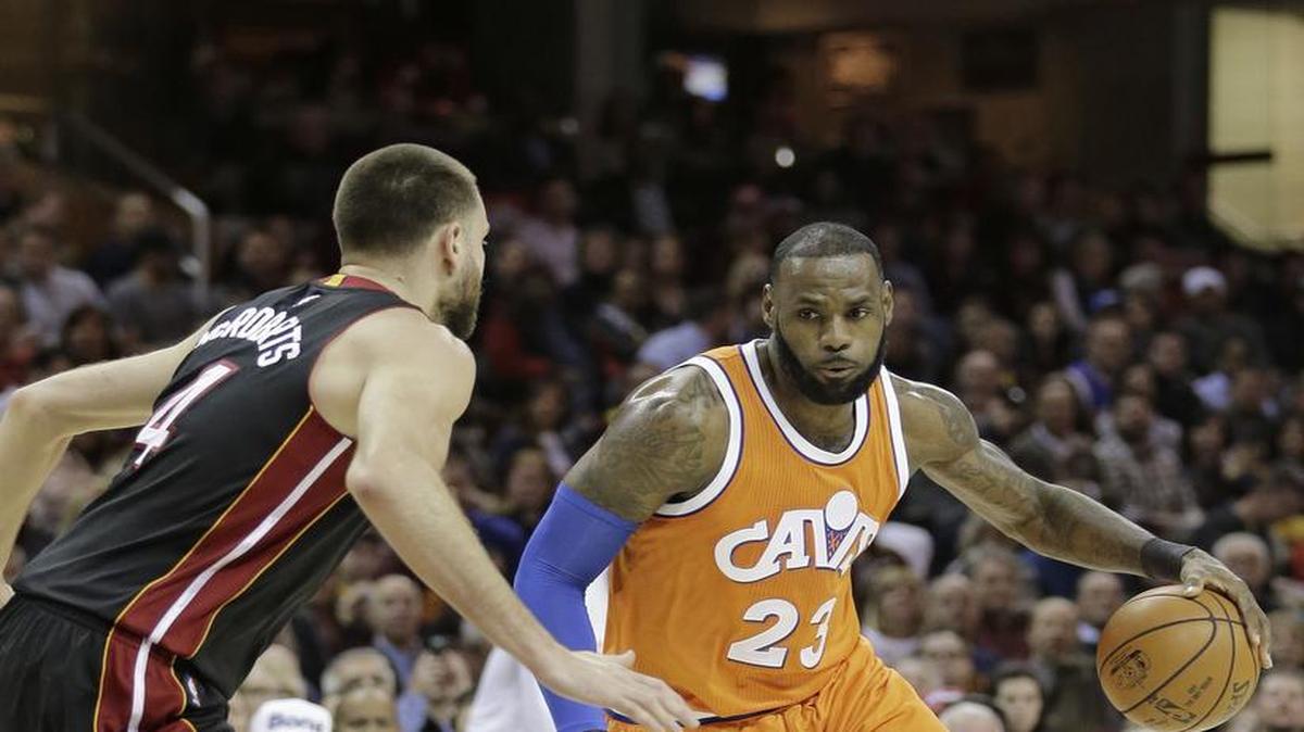 LeBron James (der.) anotó 27 puntos y sobrepasó a Elvin Hayes en el noveno lugar en la lista de anotaciones en una victoria por 114-84 sobre el Heat de Miami, el 9 de diciembre.