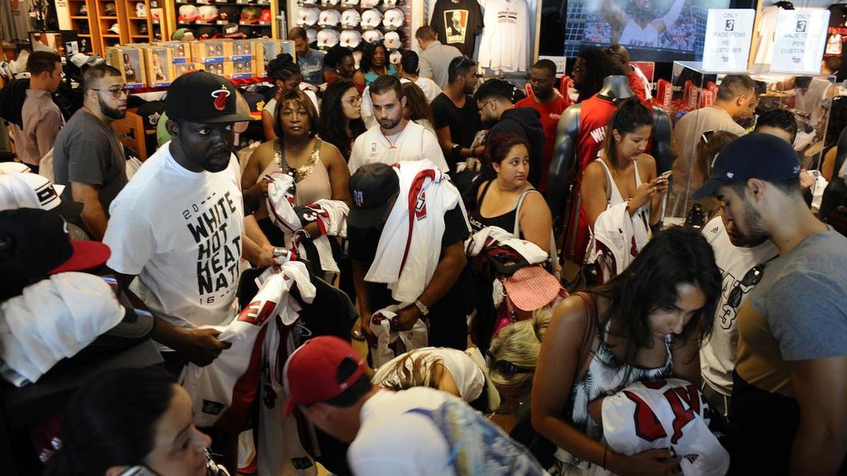 Dwyane Wade fans flock to AmericanAirlines Arena on Friday for a tribute to the Miami icon, who decided to join the Bulls. All Wade items were $13 — for his 13 years here.