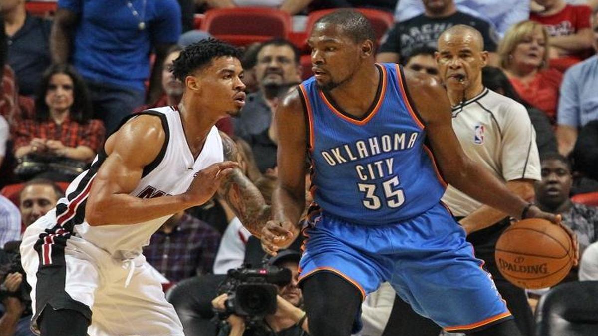 Gerald Green defends Kevin Durant in the fourth quarter of the Miami Heat’s game against the Oklahoma City Thunder on Thursday, December 3, 2015 at AmericanAirlines Arena.