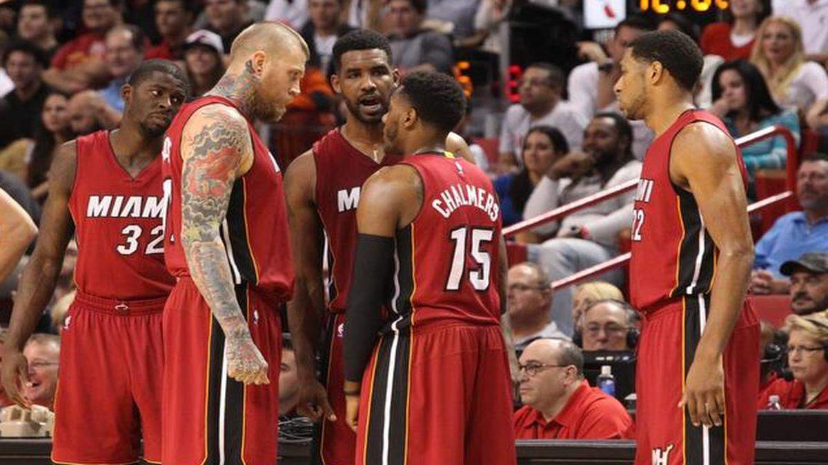 
Miami Heat guard Mario Chalmers (15) talks to teammates in the second quarter during a game against the Chicago Bulls at AmericanAirlines Arena on Sunday, Dec. 14, 2014.

