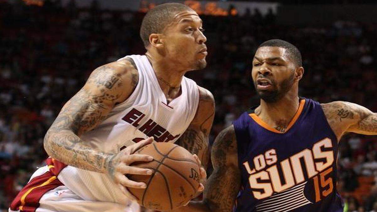 
Michael Beasley of the Heat drives to the basket as the Phoenix Suns’ Marcus Morris defends at AmericanAirlines Arena on Monday, March 2, 2015.
