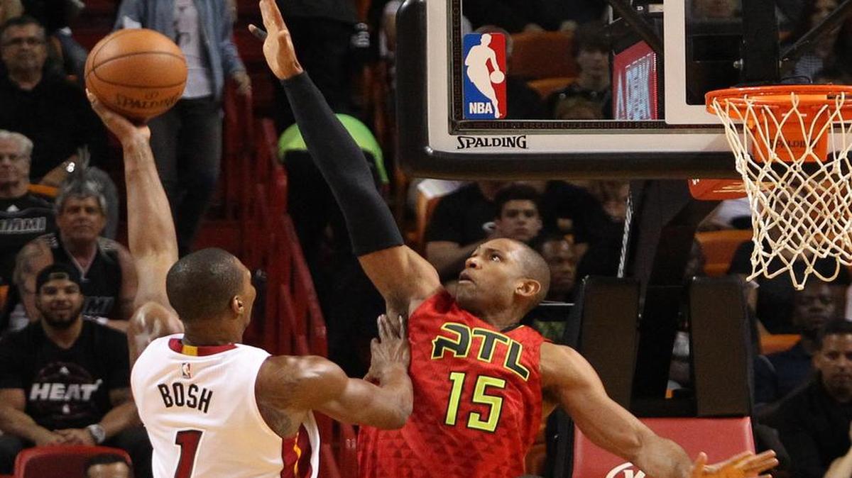 The Heat’s Chris Bosh goes to the basket against the Hawks’ Al Horford in the second quarter on Sunday night.