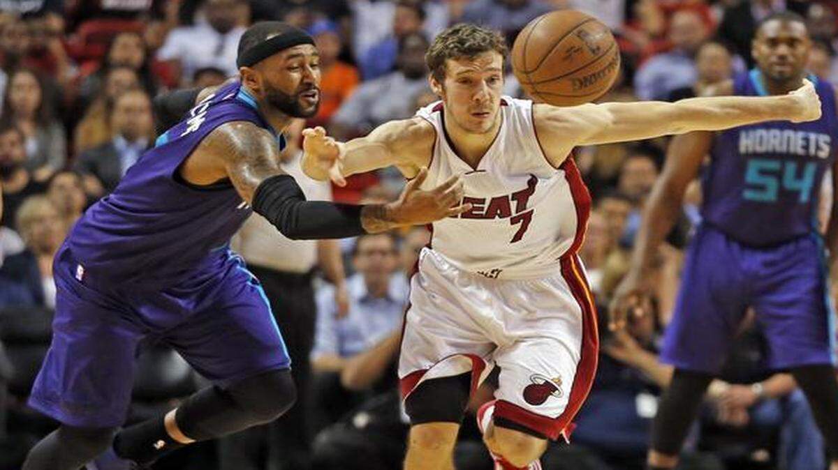 
Heat guard Goran Dragic fights for a loose ball with the Hornets’ Mo Williams on Tuesday, April 7, 2015.
