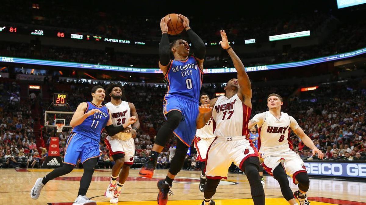 El armador de Oklahoma City Russell Westbrook entra al aro ante la marca de Rodney McGruder, del Heat, en el último cuarto del partido celebrado el 27 de diciembre del 2016 en Miami.