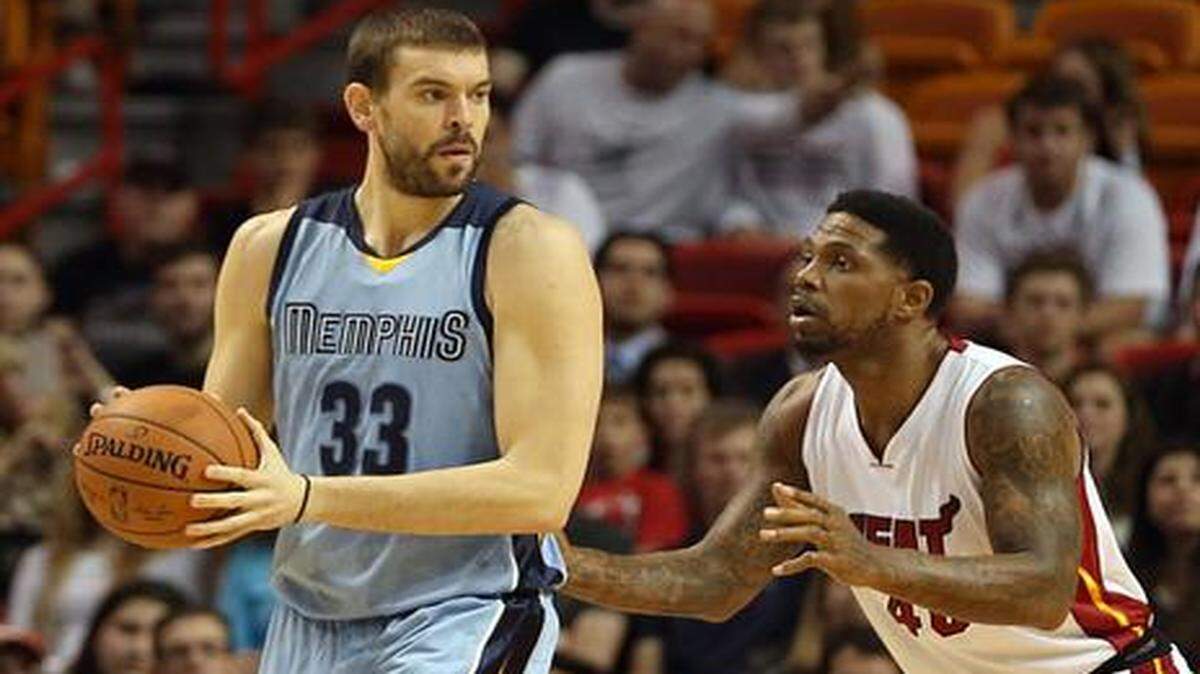 
Tall order: The Heat’s Udonis Haslem defends against 7-1 Memphis center Marc Gasol in the first quarter.

