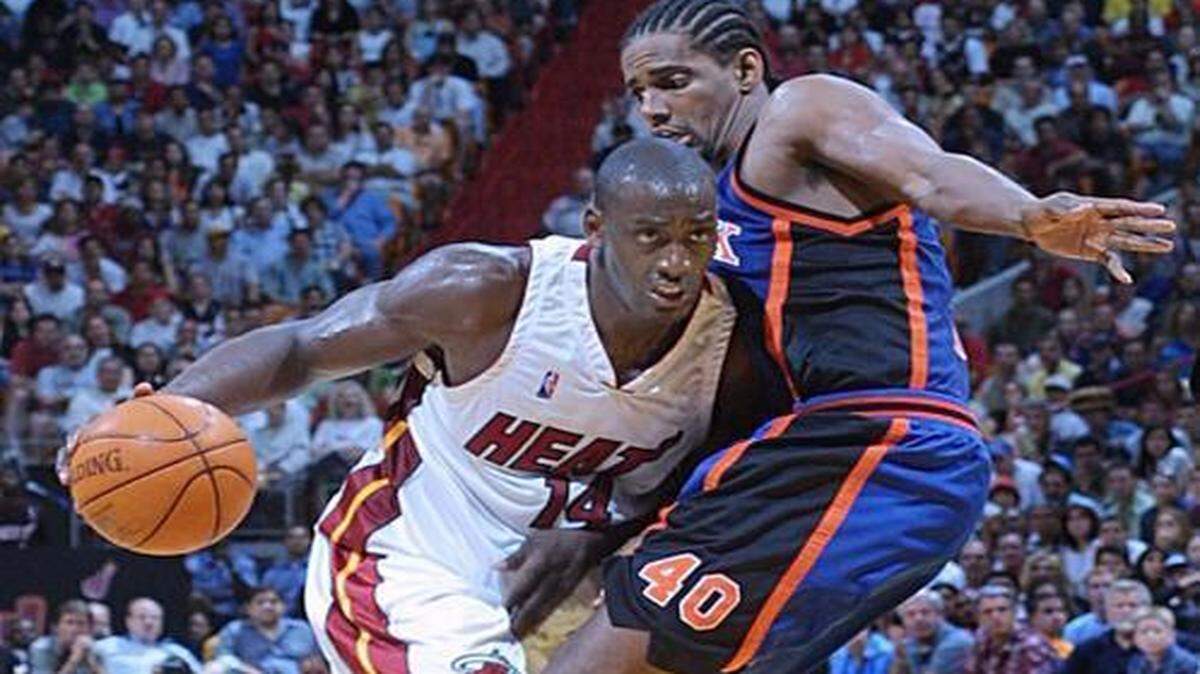 
File photo: Anthony Mason drives against Kurt Thomas during the Miami Heat’s game against the New York Knicks at the AmericanAirlines Areana on April 8, 2001. 
