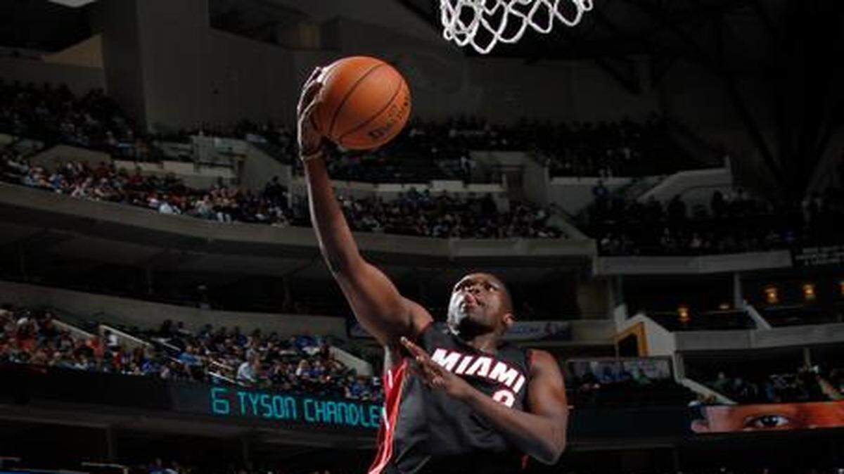 
Miami Heat forward Luol Deng (9) floats in for the lay up against the Dallas Mavericks at the American Airlines Center in Dallas on Nov. 9, 2014.
