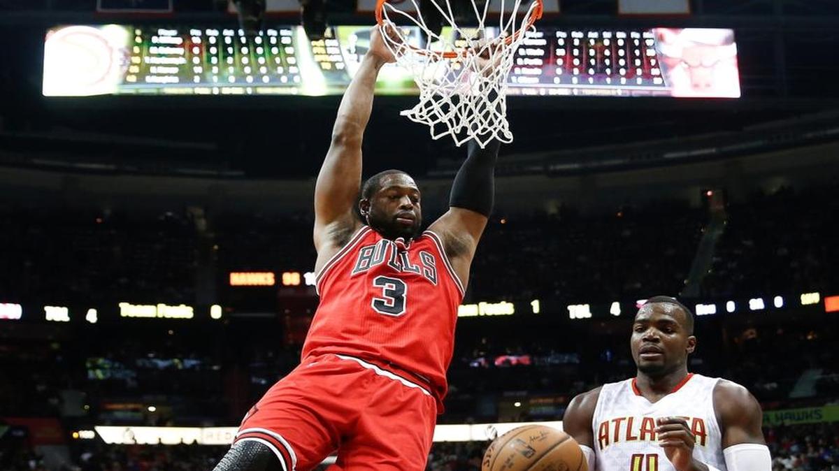 Bulls guard Dwyane Wade hangs from the rim during Wednesday’s loss in Atlanta, which preceded Wade’s return to Miami to face the Heat on Thursday night in an anticipated matchup.