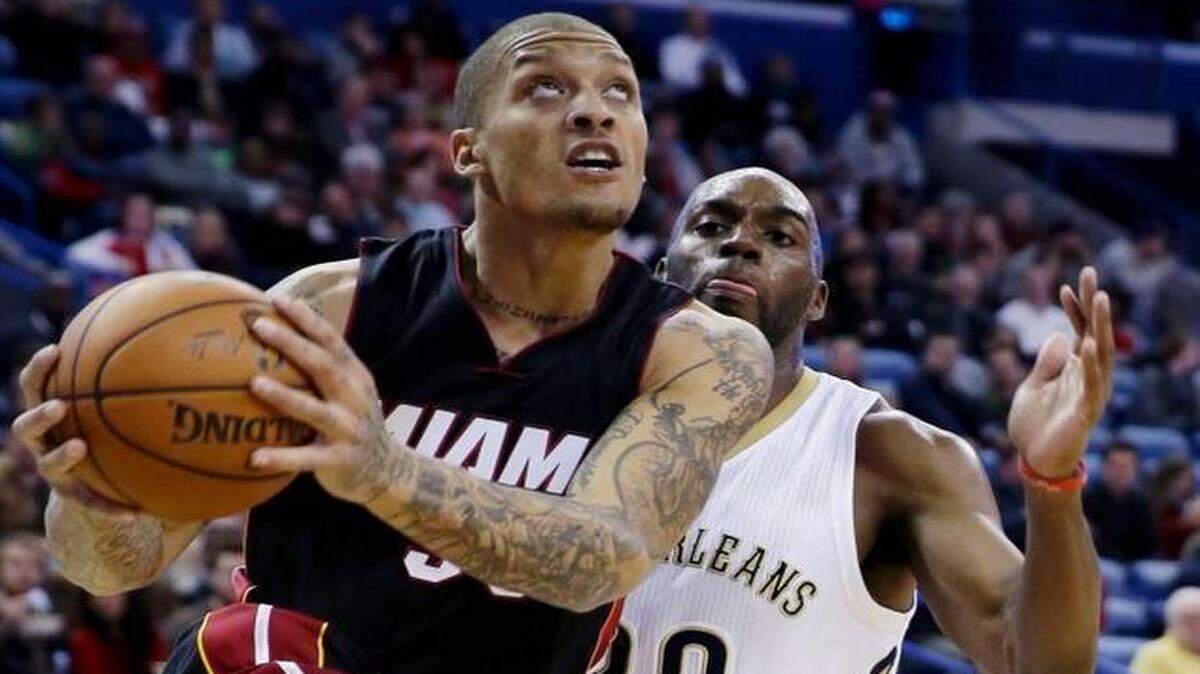 
Michael Beasley scored 7 points in just over 10 minutes in the first game of his third stint with the Heat. Here, he goes to the basket as the Pelicans’ Quincy Pondexter defends Friday, Feb. 27, 2015 in New Orleans. 
