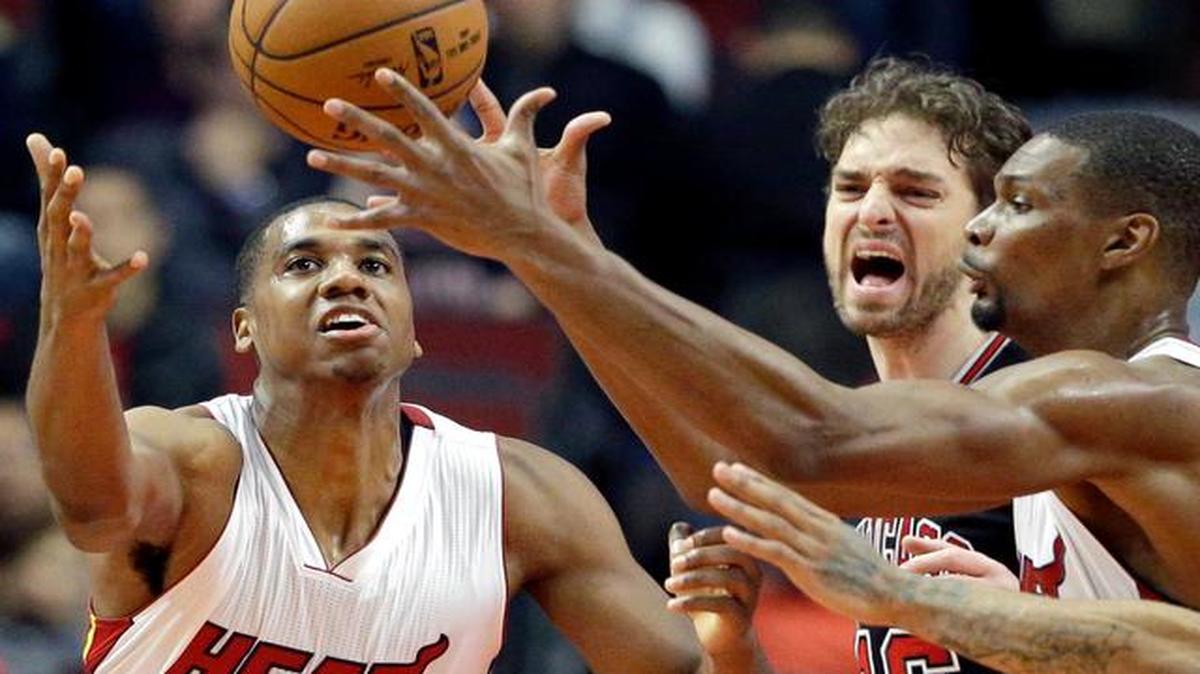 
Miami Heat center Hassan Whiteside, left, battles for a rebound with forward Chris Bosh, right, and Chicago Bulls center Pau Gasol (16) during the second half of an NBA basketball game in Chicago on Sunday, Jan. 25, 2015. The Heat won 96-84. 
