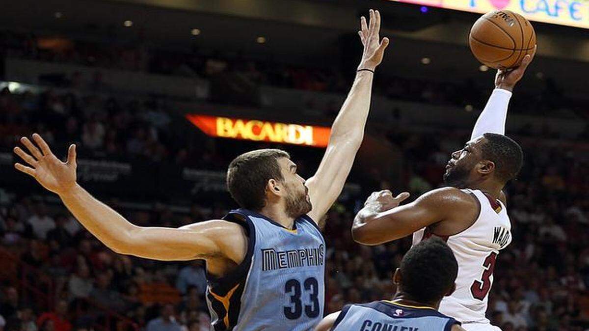 
All-out effort: The Heat’s Dwyane Wade shoots over Grizzlies center Marc Gasol and Mike Conley in the second quarter of Miami’s 103-95 loss to Memphis on Saturday night at AmericanAirlines Arena. Wade led all scorers with 25 points.
