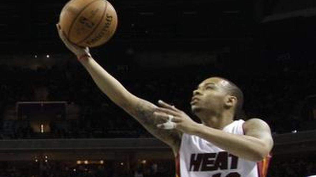 
Miami Heat’s Shabazz Napier (13) drives to the basket past Charlotte Hornets’ Gary Neal (12) during the first half of an NBA basketball game in Charlotte, N.C., Wednesday, Nov. 5, 2014.
