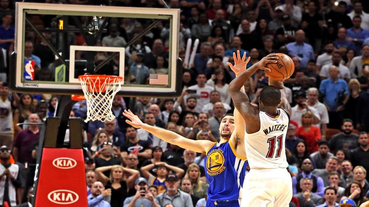 El escolta del Heat Dion Waiters (#11) anota la canasta del triunfo del Heat en los segundos finales del partido ante los Warriors, el 23 de enero del 2017 en Miami.
