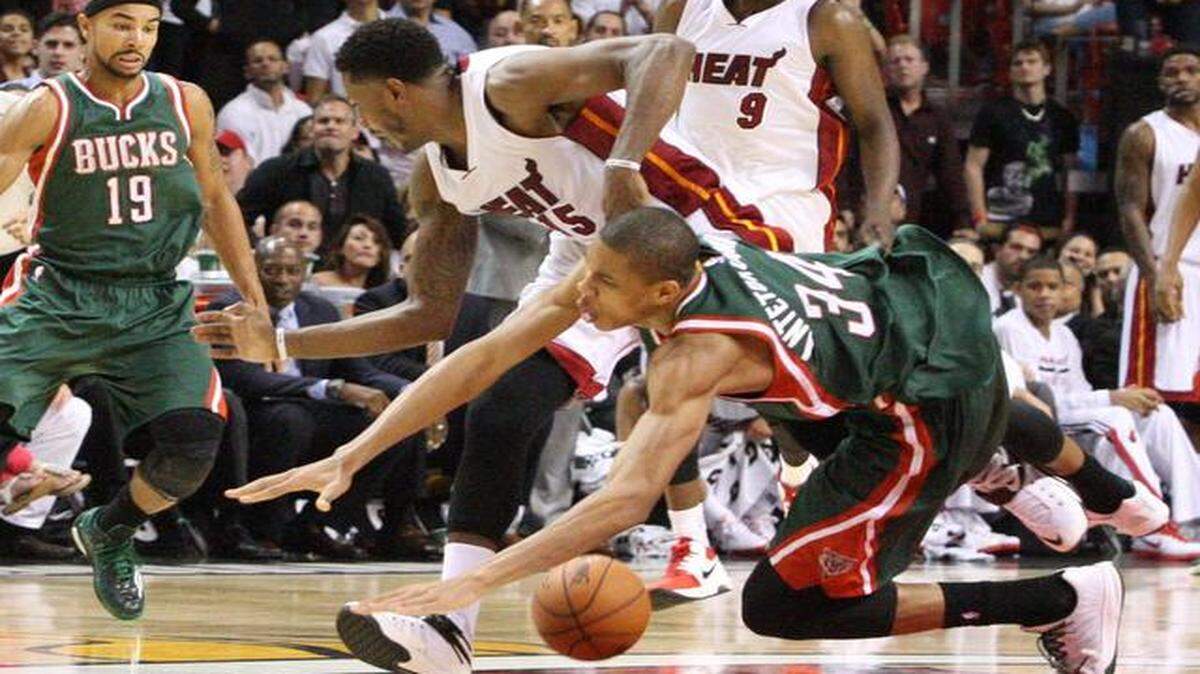 
Fighting for control: Heat guard Mario Chalmers battles Milwaukee’s Giannis Antetokounmpo for a loose ball in the fourth quarter.
