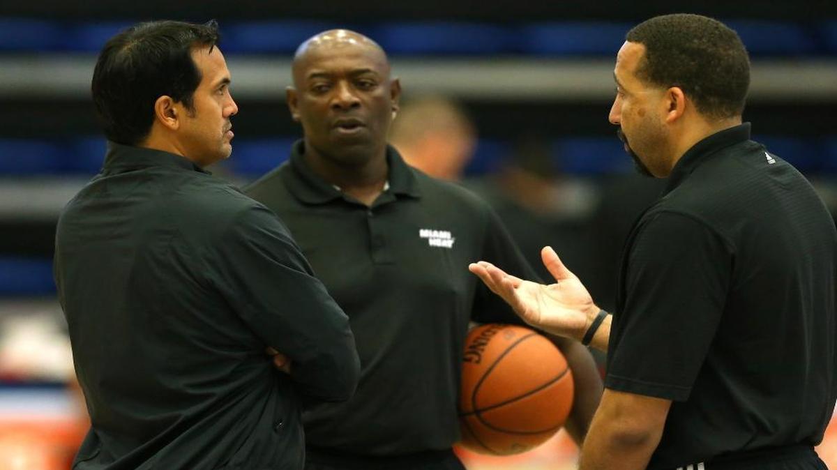 Miami Heat head coach Erik Spoelstra, left, talks with former assistant coach Keith Smart, center, and former coach David Fizdale. Smart will reportedly join Fizdale’s staff in Memphis.