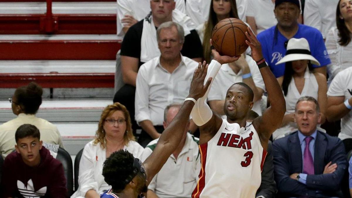 Dwyane Wade, con la camiseta del Heat, dispara sobre Joel Embiid, de los 76ers, en el Juego 4 de los pasados playoffs, celebrado el 21 de abril de 2018.