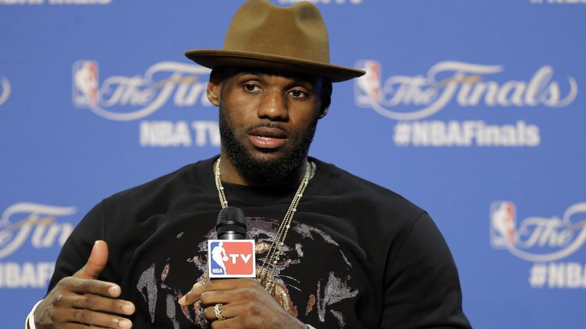 LeBron James planea narrar la historia del más grande de todos los tiempos. HBO informó que la estrella de los Cavaliers será el productor ejecutivo de un documental sobre Muhammad Ali para la cadena. La cinta será dirigida por Antoine Fuqua, creador del drama boxístico "Southpaw", de la película "Training Day." 