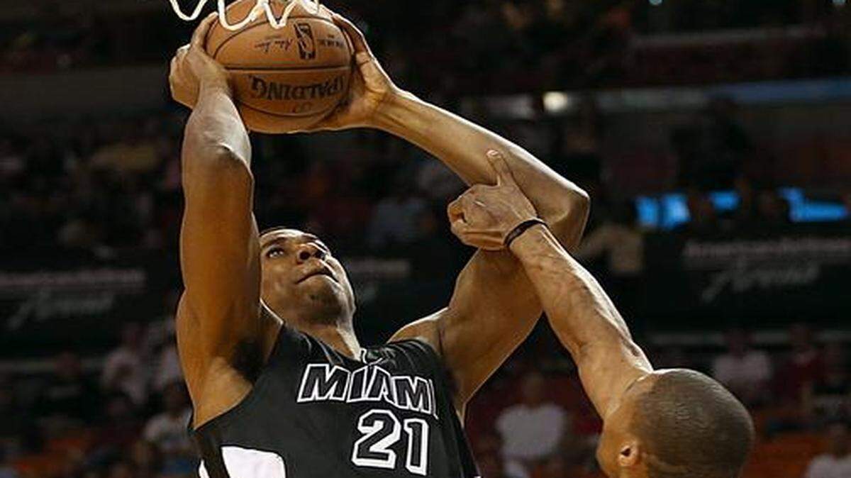 
Hassan Whiteside, goes to the basket against Russell Westbrook in the first quarter of the Miami Heat’s game against the Oklahoma City Thunder at AmericanAirlines Arena in Miami on Tuesday, January 20, 2015.
