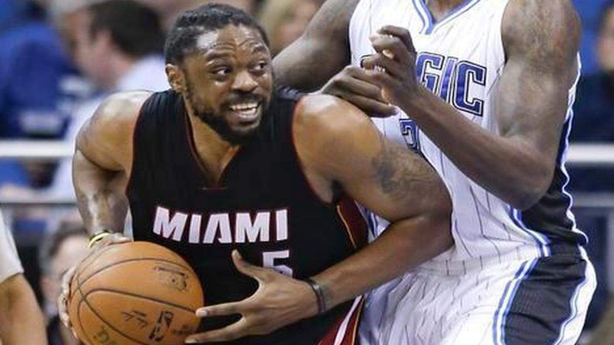 
Miami Heat's Henry Walker, left, goes to the basket against Orlando Magic's Dewayne Dedmon during the second half of an NBA basketball game Wednesday, Feb. 25, 2015, in Orlando, Fla. Miami won 93-90 in overtime. 
