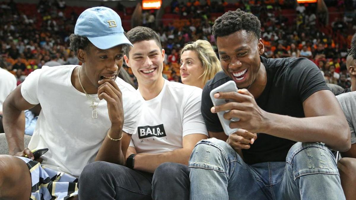 Josh Richardson (izq.) y Hassan Whiteside (der.) difrutan del torneo Big 3 el pasado 20 de julio en el American Airlines Arena.