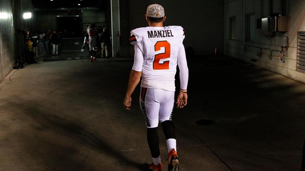 Johnny Manziel walks to the locker room after a loss to the Bengals in 2015.