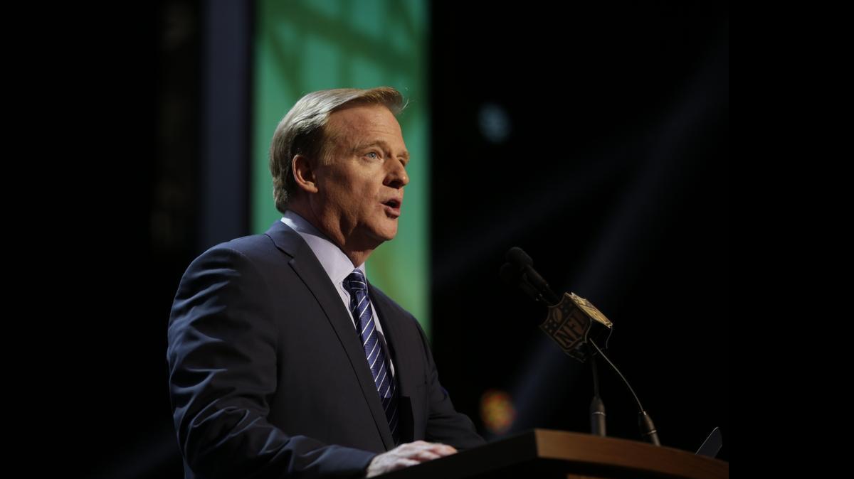 
NFL commissioner Roger Goodell addresses the crowd during the first round of the 2015 NFL Draft, Thursday, April 30, 2015, in Chicago.
