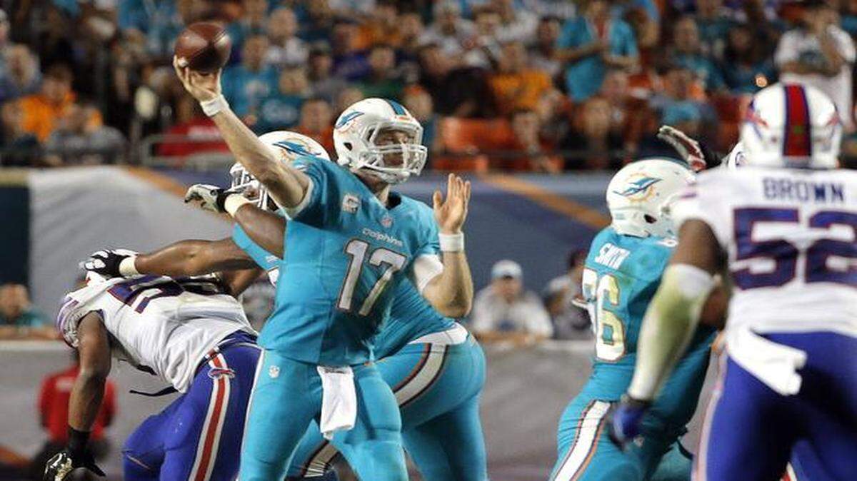 
Miami Dolphins quarterback Ryan Tannehill passes the ball in the fourth quarter against the Buffalo Bills at Sun Life Stadium in Miami Gardens, on Nov. 13, 2014.
