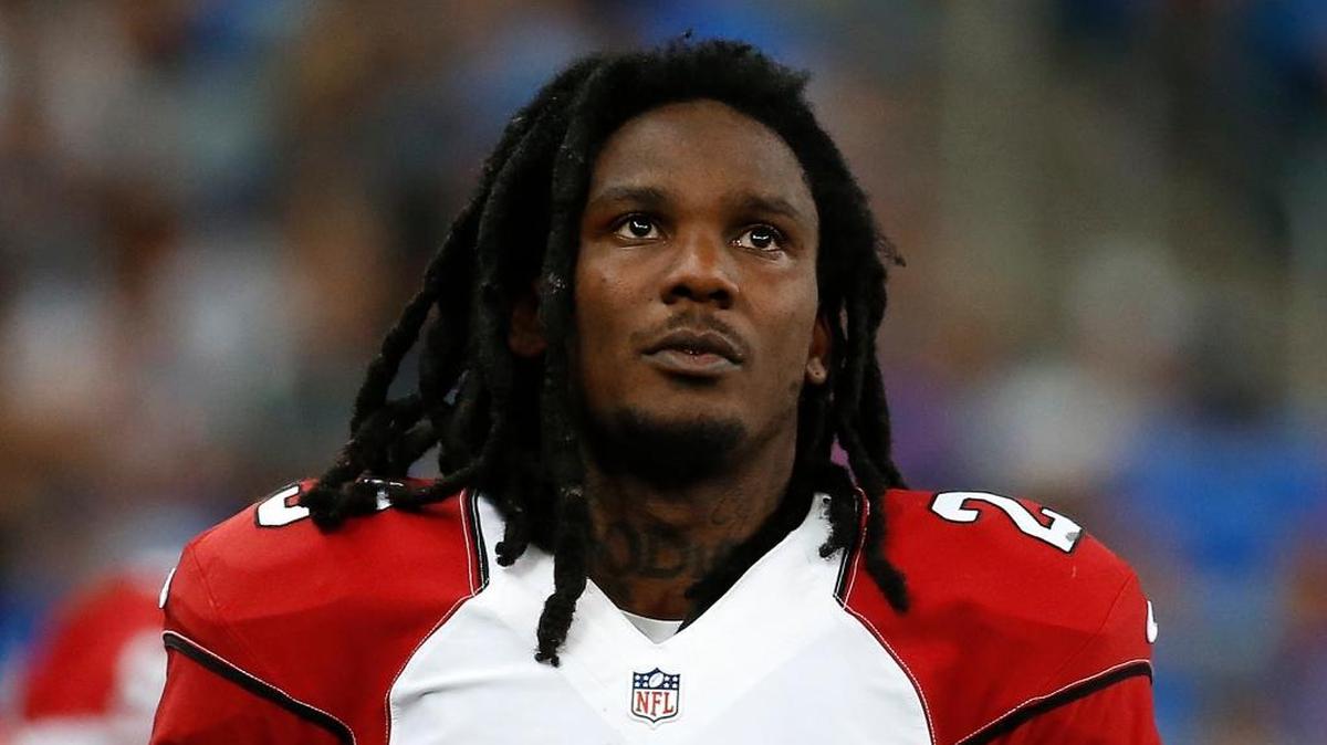 Veteran running back Chris Johnson re-signed with the Arizona Cardinals after visiting the Miami Dolphins.