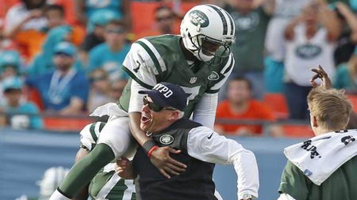 
New York Jets head coach Rex Ryan celebrates a late Jets touchdown with quarterback Geno Smith (7) in the fourth quarter as the Miami Dolphins host the New York Jets at Sun Life Stadium on Sunday, Dec. 28, 2014.
