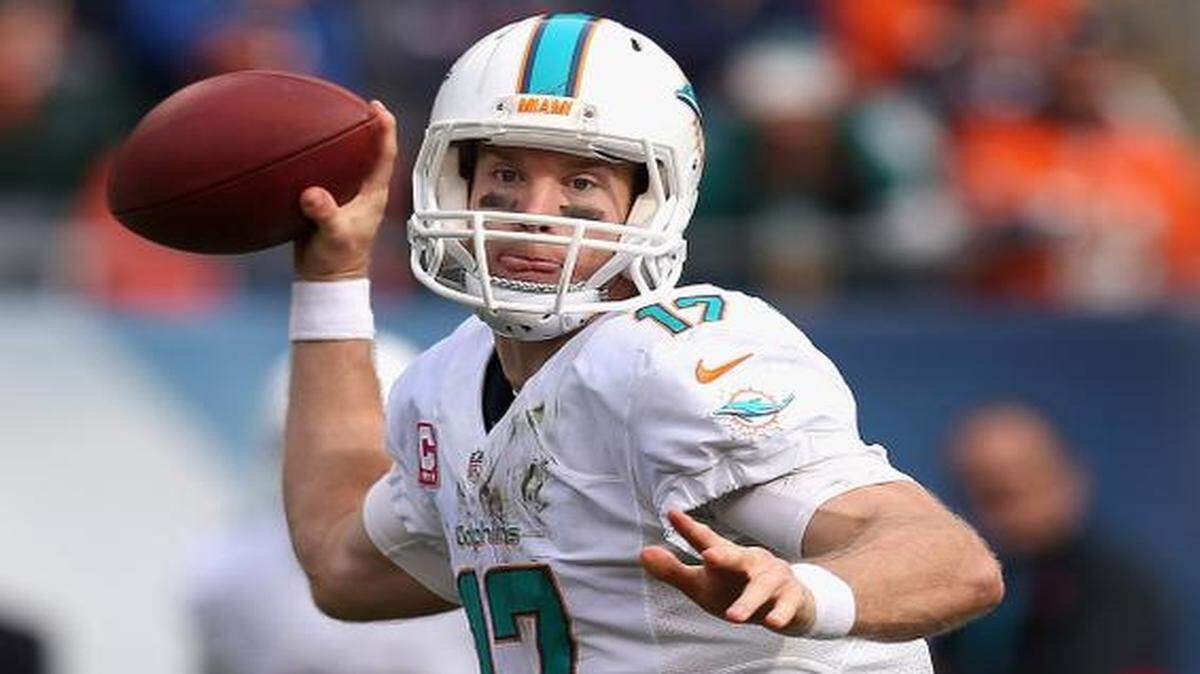 
 Ryan Tannehill #17 of the Miami Dolphins passes against the Chicago Bears at Soldier Field on October 19, 2014 in Chicago, Illinois. The Dolphins defeated the Bears 27-14. 
