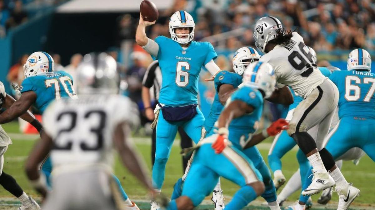 Miami Dolphins quarterback Jay Cutler (6) sets up to pass in the second quarter as the Miami Dolphins host the Oakland Raiders at Hard Rock Stadium on Sun., Nov. 5, 2017.