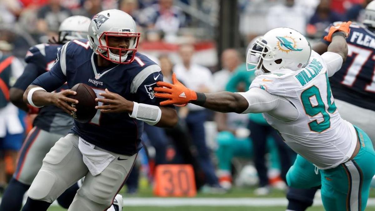 New England Patriots quarterback Jacoby Brissett (7) scrambles away from Miami Dolphins defensive end Mario Williams (94) during the second half in Foxborough, Mass.