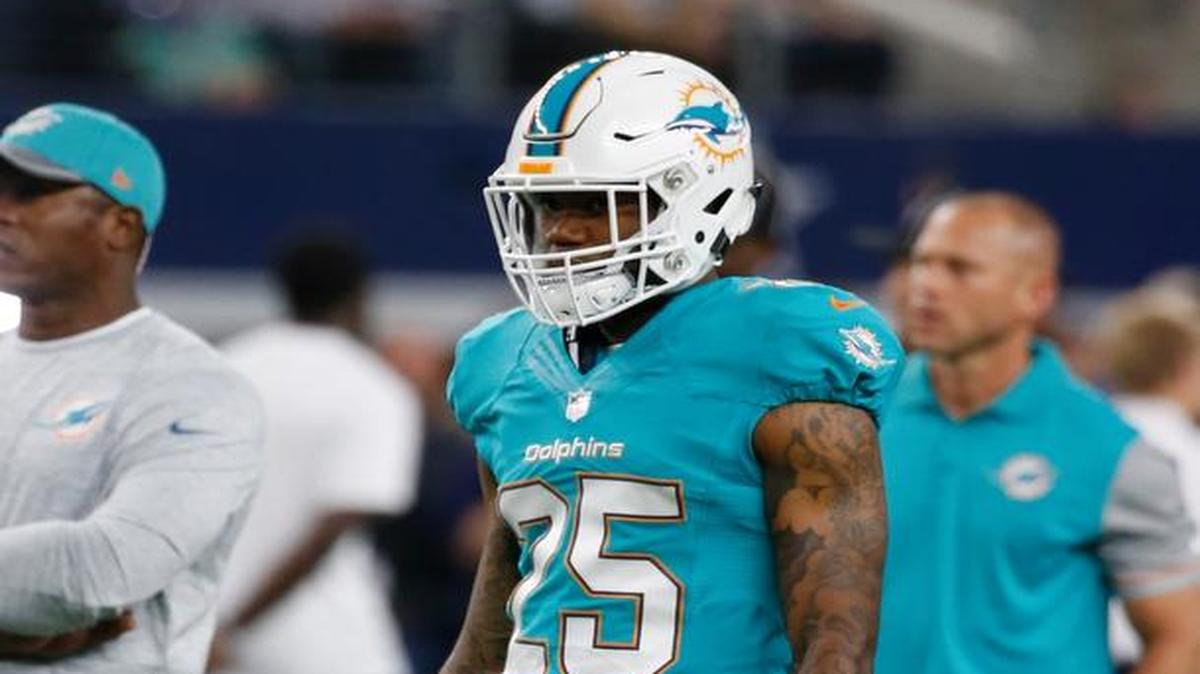 Miami Dolphins cornerback Xavien Howard warms up ahead of the Dolphins-Cowboys game.