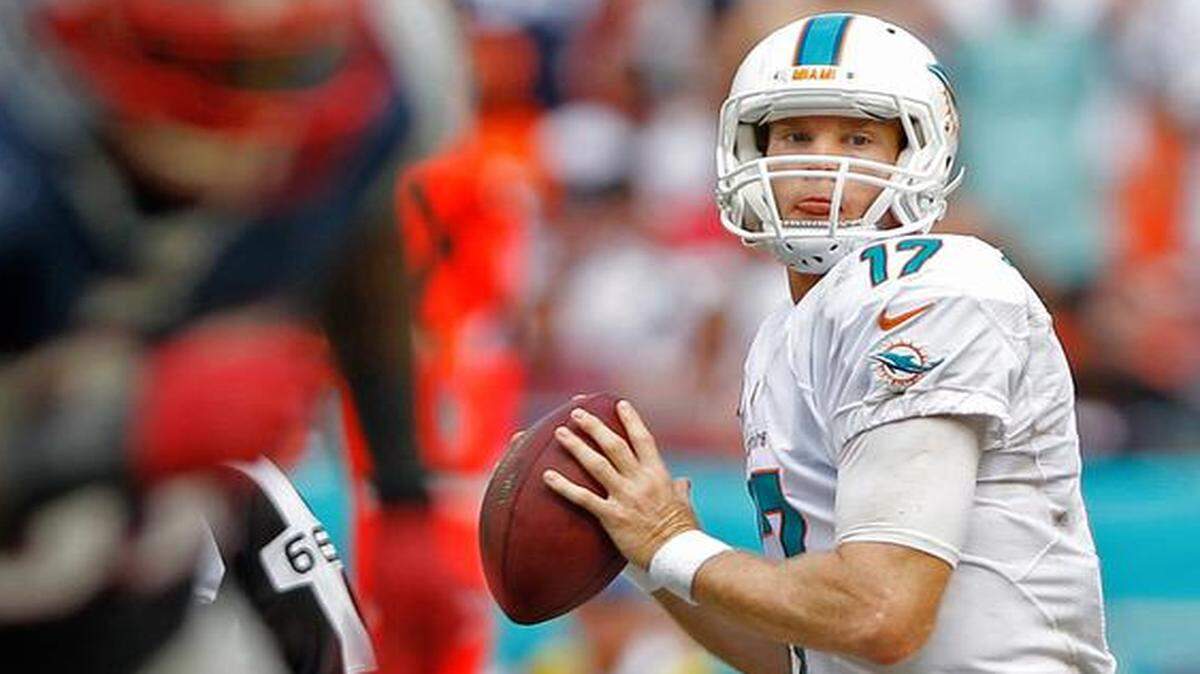 
Miami Dolphins quarterback Ryan Tannehill (17) drops back to pass in the fourth quarter as the Miami Dolphins host the New England Patriots at Sun Life Stadium in Miami Gardens on Sunday, Sept. 7, 2014.
