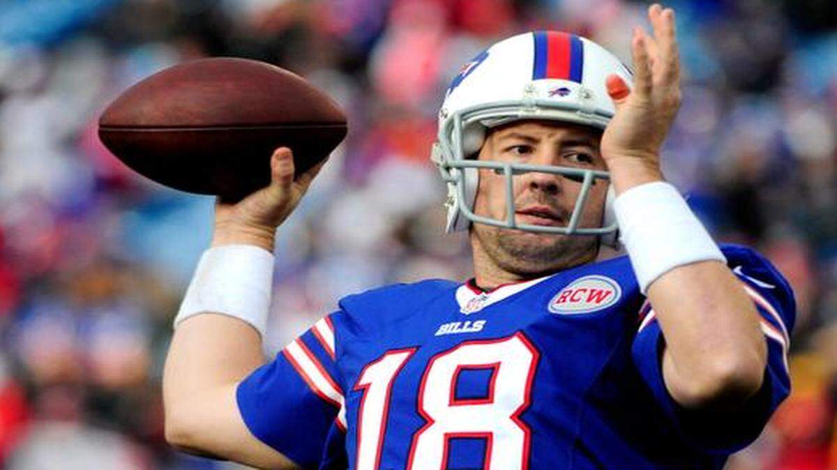 
Buffalo Bills quarterback Kyle Orton warms up before the start of the second half against the Kansas City Chiefs, Sunday, Nov. 9, 2014, in Orchard Park, N.Y. 
