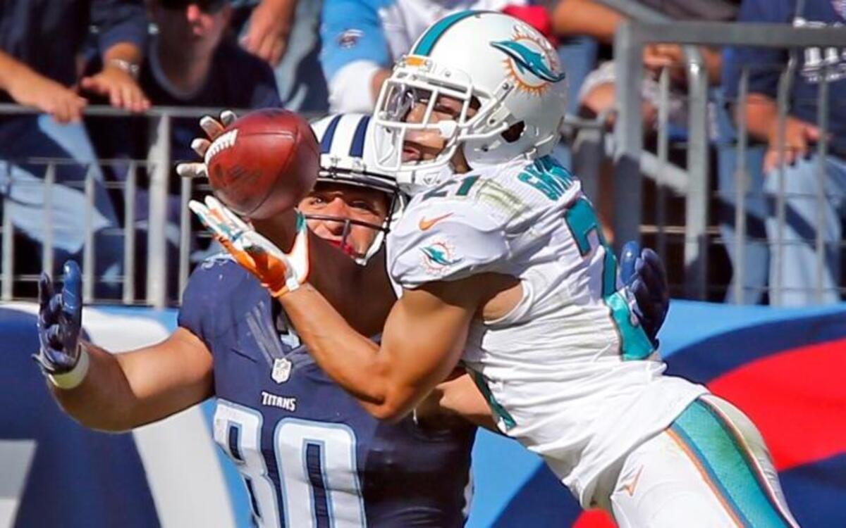 
Miami Dolphins cornerback Brent Grimes picks off a pass in front of Tennessee Titans tight end Anthony Fasano (a former Dolphin) in the fourth quarter at Nissan Stadium in Nashville, Tenn., on Sunday, October 18, 2015.
