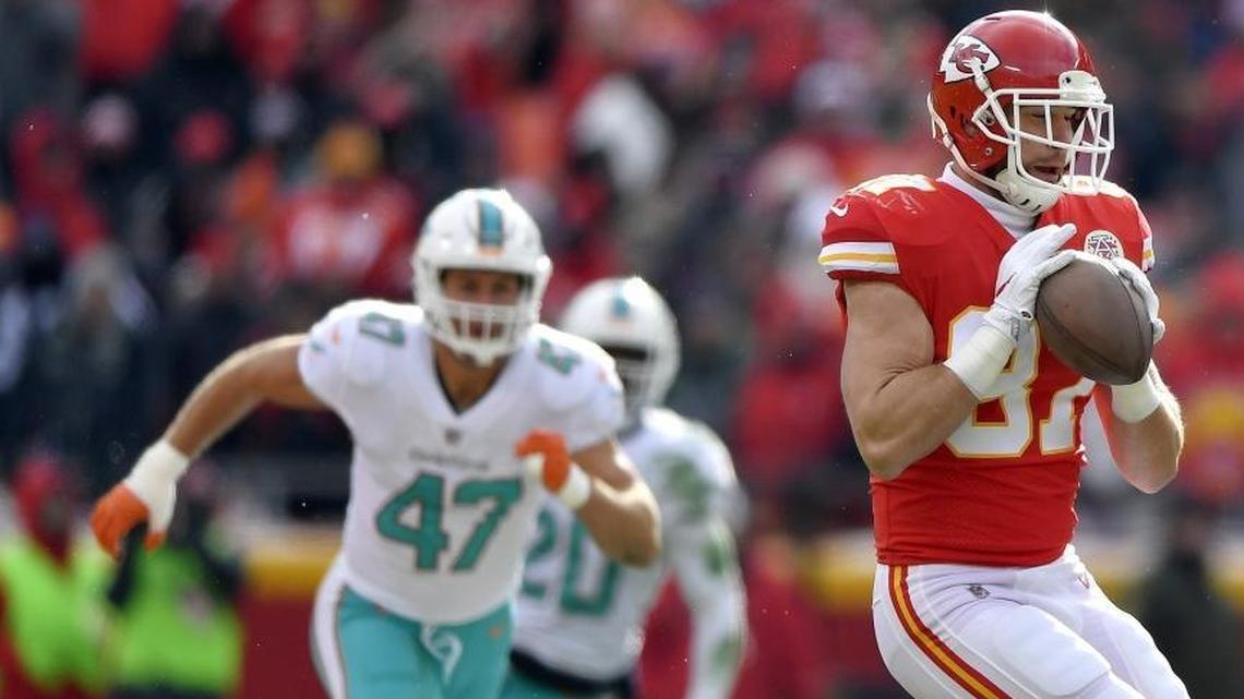 Kansas City Chiefs tight end Travis Kelce catches a first down pass in front of Miami Dolphins middle linebacker Kiko Alonso in Week 16.