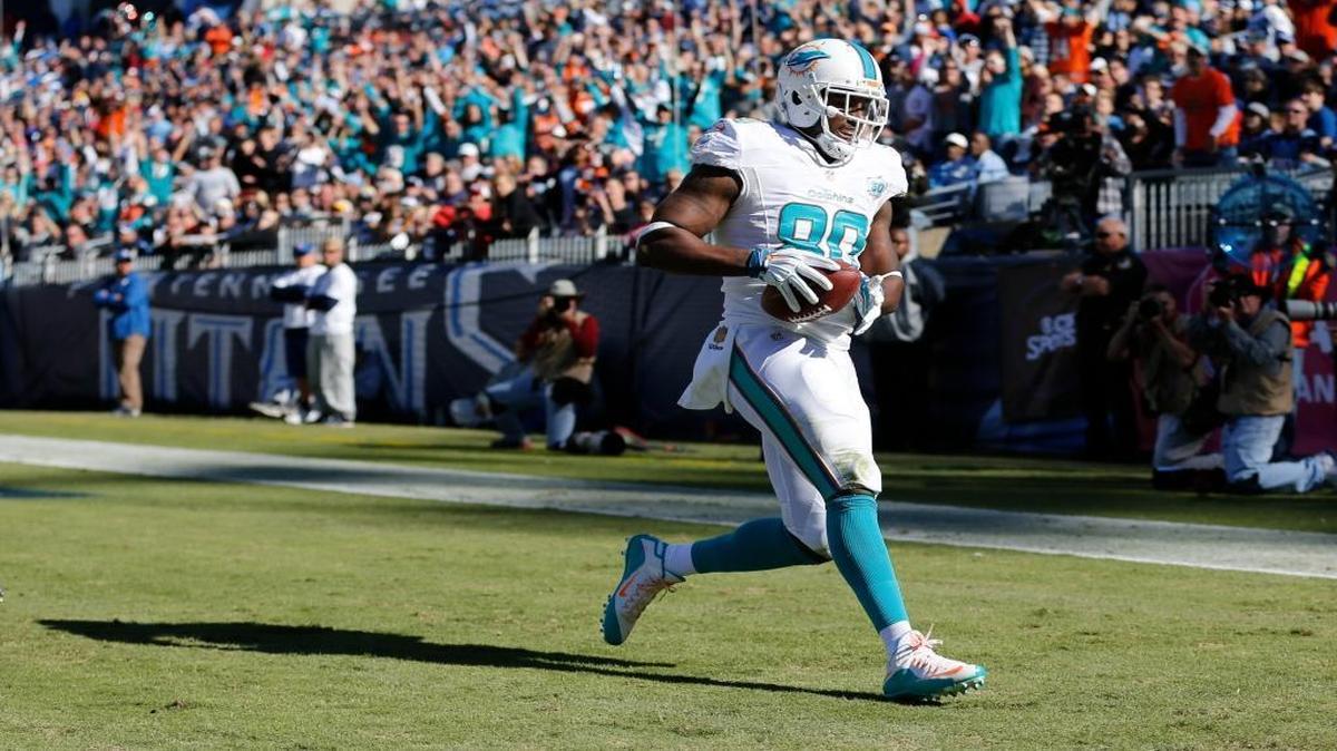 Miami Dolphins tight end Dion Sims catches a 2-yard touchdown pass against the Tennessee Titans on Sunday, Oct. 18, 2015, in Nashville, Tenn.