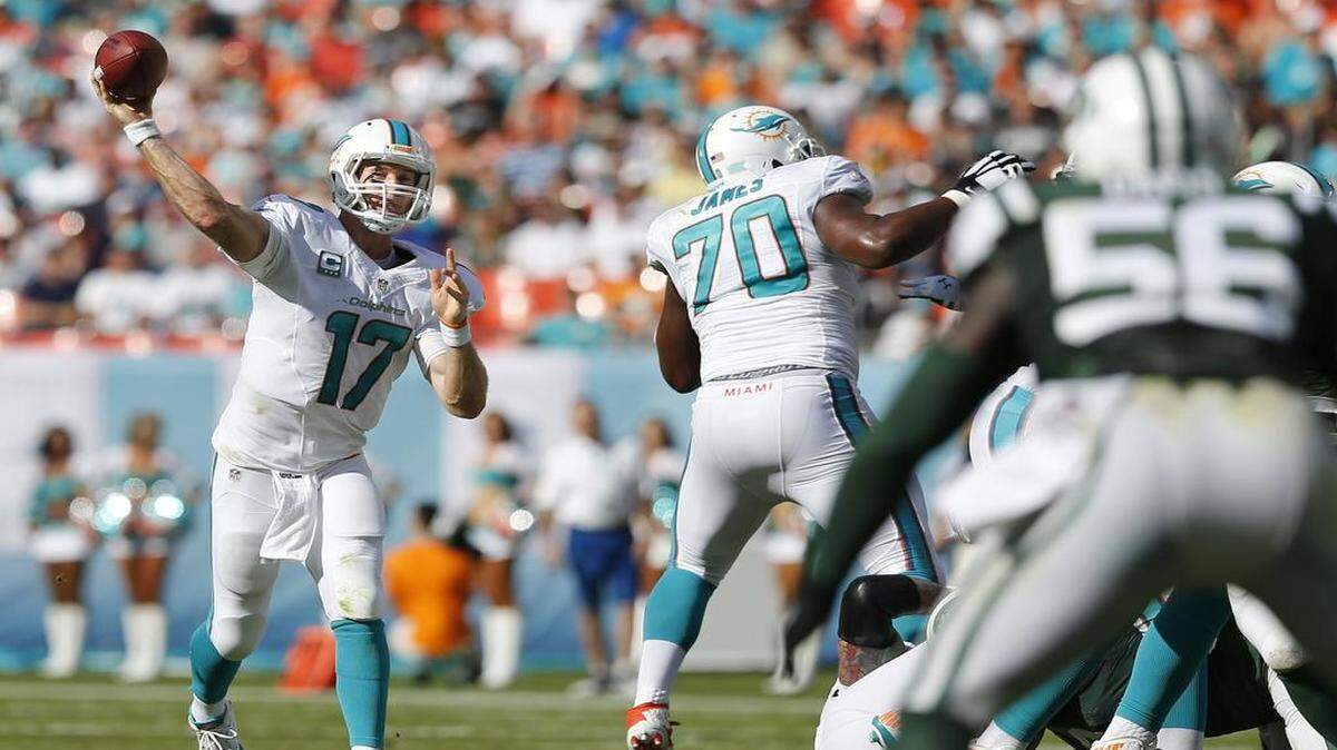 
Miami Dolphins quarterback Ryan Tannehill (17) passes to tight end Charles Clay (42) to score late in the second quarter. The Miami Dolphins host the New York Jets at Sun Life Stadium on Sunday, December 28, 2014.
