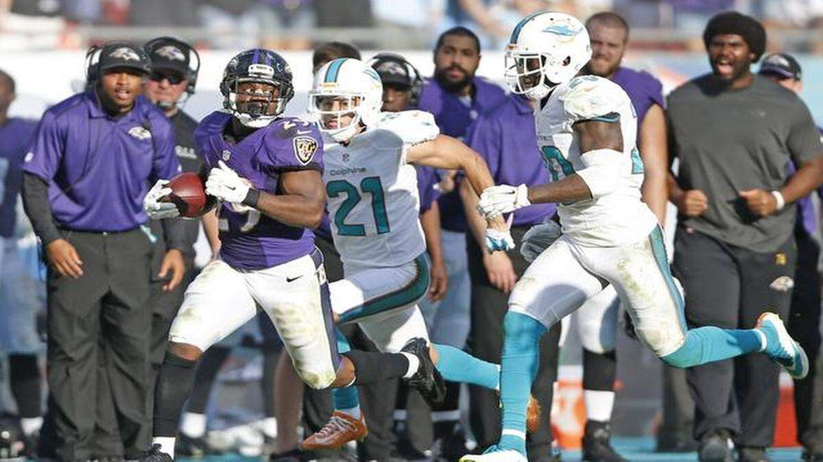 
Baltimore Ravens running back Justin Forsett (29) breaks away on a long run in the fourth quarter as Miami Dolphins cornerback Brent Grimes (21) and strong safety Reshad Jones (20) give chase as the Miami Dolphins host the Baltimore Ravens at Sun Life Stadium in Miami Gardens on Sunday, Dec. 7, 2014
